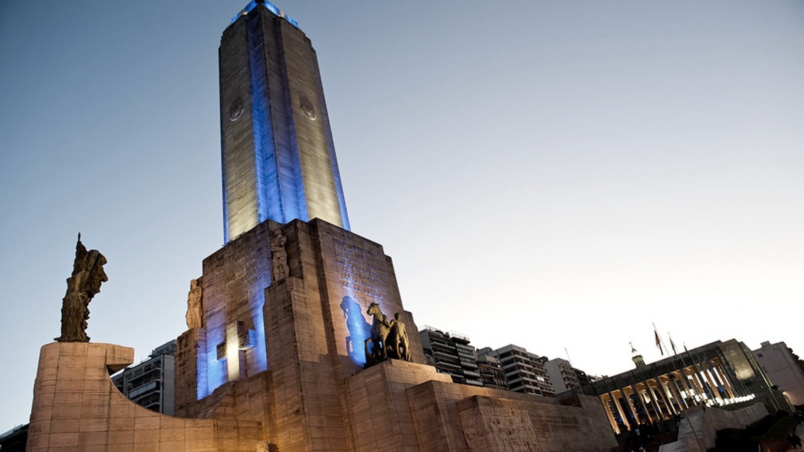 El Monumento a la Bandera  "se puso la camiseta" para alentar a la Selección